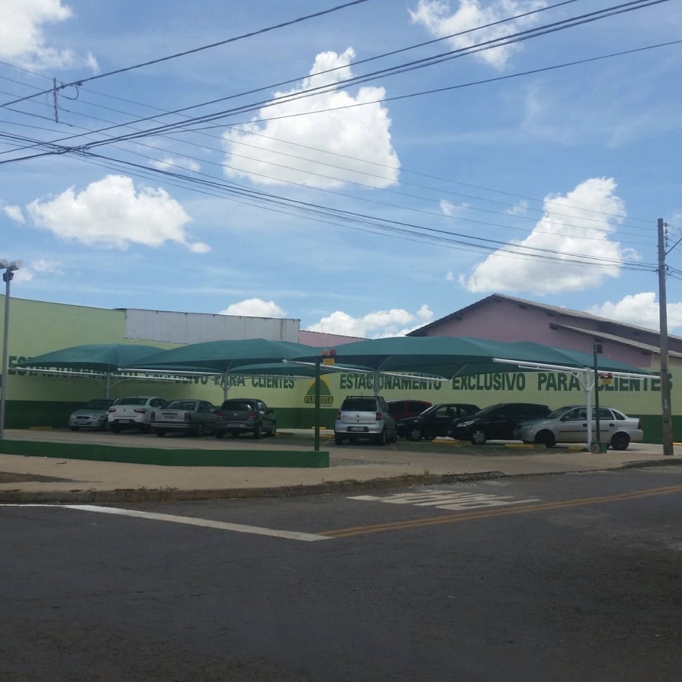 Cobertura para estacionamento em supermercado