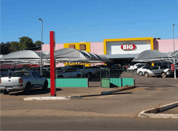 Cobertura para carros no estacionamento do Big