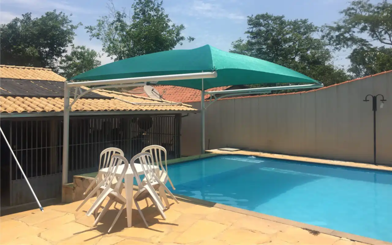 Cobertura de sombrite para área da piscina com proteção UV